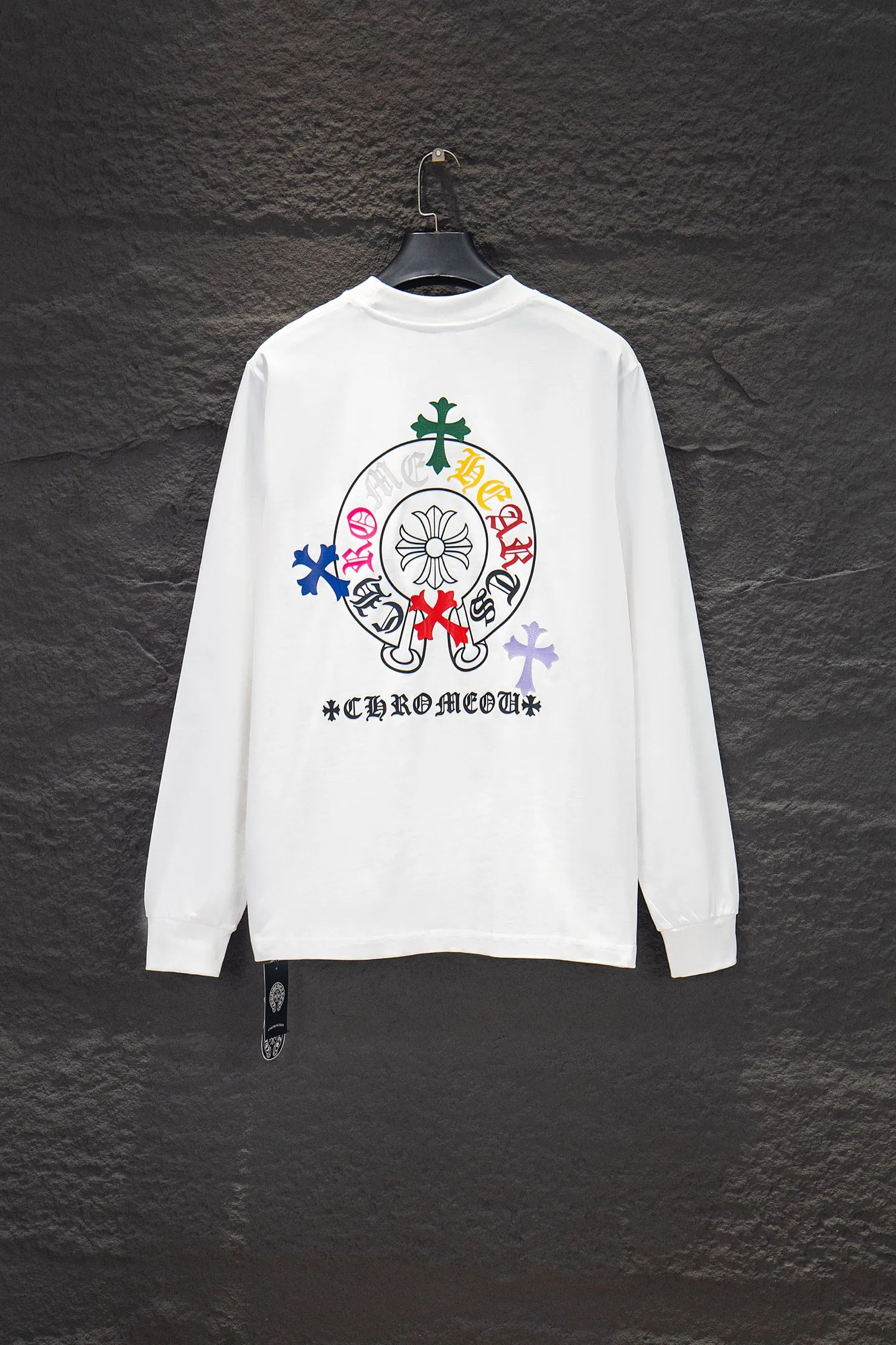 P230 🆕Chrome Hearts os version is really charming and the Crow style is really unique. Each season’s new version is made to the extreme. It is very practical and can be worn casually✔️ - ⚠️100% cotton. It is made of 21 double yarns, 300g weight fabric and imported knitted carded cotton. It has moderate thickness, drape and contour, and the upper body is comfortable! ! It is very tolerant to fat body types and can instantly lose five pounds after wearing it!  Front panel # Back panel Neckline Silicone elements # Imported silicone technology using advanced technology. The body is treated with silicone elements, which greatly increases the interest of the clothing; unique visual effects. After special fraying effect treatment, a unique distressed effect is formed. An irregular hem is added to the version. This year, Crow Heart is focusing on the version. In the past two years, the oversize version has become the focus of the trend. It has also been a popular staple in the past two years. The change of designers has made this brand an instant hit. The progressive fashion of the times also needs the blood impact of fresh elements and trendy designs in order to continue its glory! It’s stylish both inside and outside, a must-have for high street travel! An absolute "eye-catching style" that can match couples 💏 Color: Black White Size: S M L XL